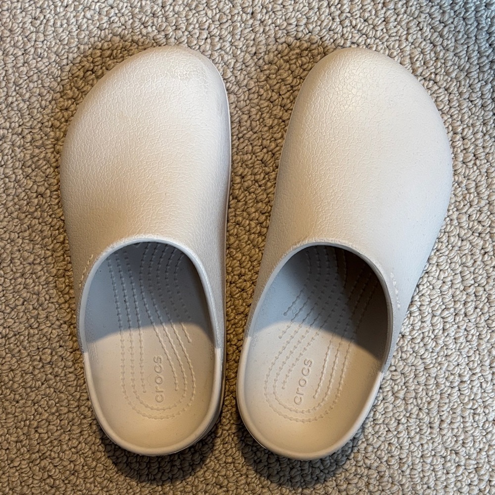 Dylan CROCS gently worn sz W 6 M 4